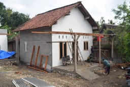 Rumah Supriyadi yang Nampak Kokoh Mulai Terlihat
