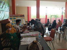 Pastikan Aman dan Tepat Sasaran, Babinsa Dampingi Penyaluran BLT DD