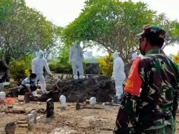 Babinsa Jabon Hadiri Proses Pemakaman terapkan protokol Kesehatan