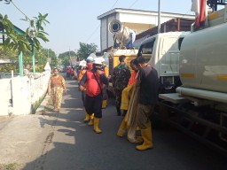 Babinsa Dan Tim PMI Sidoarjo Adakan Penyemprotan Desinfektan