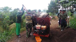 Orang Tua Berikan Contoh Jaga Budaya Gotong Royong dan Kekompakan