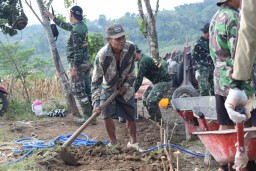 Semangat Tangguh Mbah Darni Demi Kemajuan Desa