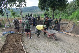 Jelang AKhir TMMD, Pasukan Satgas TMMD Terus Percantik Bangunan