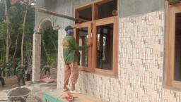 Eko Bantu Satgas Pasang Kusen