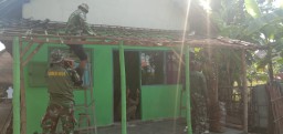 Anggota Ramil0816/07 Krembung Laksanakan Karya Bhakti di Desa Kedung S