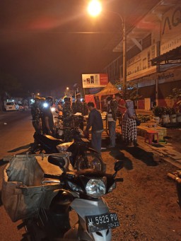 Babinsa Koramil 12/Prambon dan BKO Yonarmed-8/Udhata tegakkan disiplin