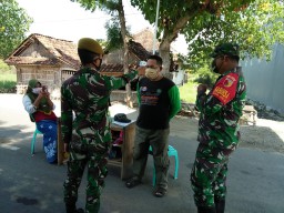 Himbauan Babinsa Koramil 0816/08 Jabon Guna Kamtibmas Desa Trompoasri