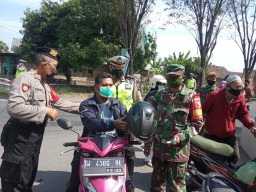 Anggota Gabungan Tarik Laksanakan Penertiban Pemakaian Masker di jalan