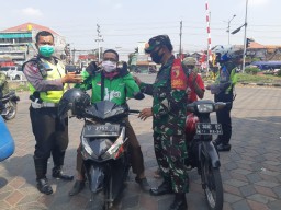 Anggota Koramil 0816/03 Buduran Tetap Disiplin Bermasker