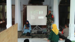 Danramil 0816/05 Tulangan Beri Wasbang pada Santri Ponpes Darul Ulum