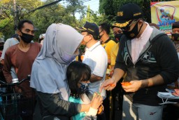 Forkopimda Sidoarjo bagikan masker dan vitamin ke masyarakat Sidoarjo