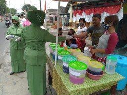 Forkopimka Prambon beserta ibu bagikan masker pada warga