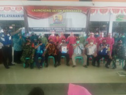 Anggota Ramil0816/07 Krembung Laksanakan Pembagian Jatim Bermasker
