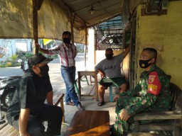 Babinsa Koramil 12 Prambon Komsos edukasi warga cegah virus Covid-19