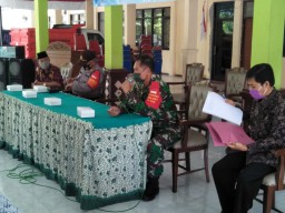 Danramil 0816/07 Krembung Hadiri Sosislisasi FKDM Bersama Forkompimka
