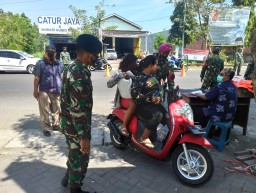 TNI Polri dan Satpol PP gencarkan operasi tertib masker di Prambon