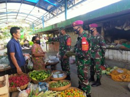 Babinsa Buduran operasi protokol kesehatan di Pasar Buduran