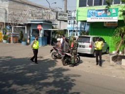 Koramil 0816/09 Krian Gelar Operasi Tertib Masker di jalan raya depan