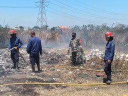 Babinsa Koramil 0816/09 Krian bantu warga bersama PMK padamkan api