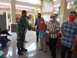 Serka Junaidi Babinsa Desa Mindu Gading Hadiri Penyaluran BLT