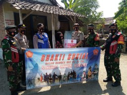 HUT TNI ke 75, Babinsa Prambon berikan paket sembako dan masker