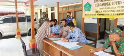 Babinsa Ramil0816/07 Krembung Dampingi Penyerahan BLT DD TA. 2020