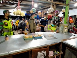 Babinsa Koramil 0816/05 Tulangan Dampingi Operasi Yustisi Gakplin