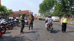 UPAYA TEKAN PENYEBARAN COVID-19,KORAMIL 16 WARU BERSAMA POLSEK WARU