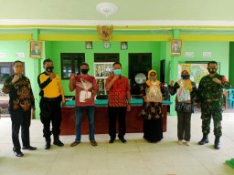 Forkopimka Prambon beri bantuan berupa bibit tanaman dan bibit lele