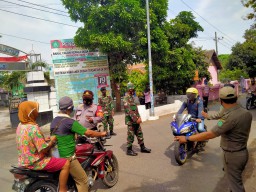 Babinsa Koramil 0816/11 Tarik Laksanakan Operasi Yustisi