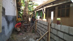 Satgas TMMD bersama warga benahi Gedung SDN 4 Kedung kembar