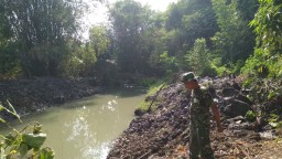 Satgas TMMD kerja bakti normalisasi kali Avor Desa Kedungkembar