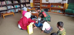 Babinsa Koramil 0816/06 Tanggulangin Mlaks Giat Pendampingan Imunisasi