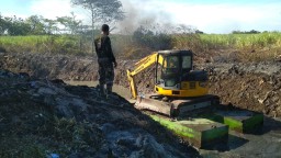 TNI bersama masyarakat melaksanakan kerja bakti normalisasi kali Avor