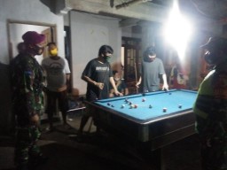 Babinsa Serma Mujito dampingi Operasi Yustisi wilayah Kecamatan Krian