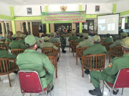 Danramil 0816/07 Krembung berikam materi Pelatihan Pembinaan Linmas