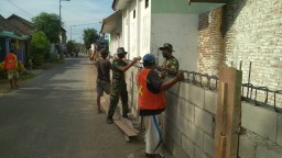 TNI dan warga tetap semangat gotong royong rehab SDN 4 Kedungkembar