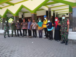 Personel Satgas TMMD ke 109 Hadiri Sholat Jum'at Bersama Warga