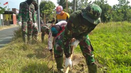 Masyarakat desa berduyun-duyun ikut kerja Bakti bersama TNI