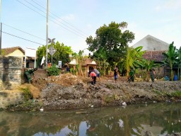 Tak kenal lelah, Satgas TMMD aktif pembersihan sungai avour