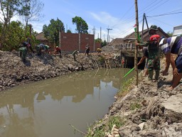 Dibantu Warga, Satgas TMMD Gotong Royong Bersihkan Jembatan