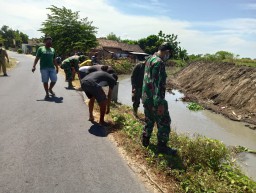 Karya bakti anggota TMMD bersama masyarakat bersihkan sungai