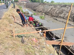Semangat Tim Satgas TMMD bersama warga Percepat galian tanah,