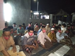 Anggota Satgas TMMD Ikut Yasinan Bersama Warga