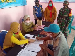 Peran Aktif Babinsa Ramil 0816/13 dan Bhabinkamtibmas Kawal Pembagian