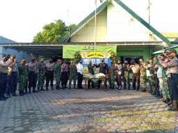 Polsek Tulangan Berikan Ucapan Hut TNI Ke-75 Di Koramil 0816/Tulangan