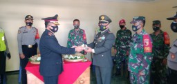 Kapolsek dan anggotanya dan camat buduran berikan ucapan HUT TNI ke 75