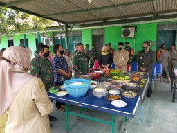 Anggota Ramil 0816/07 Krembung bersama Forkopimka Peringati HUT RI