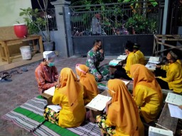 Personil Satgas TMMD Mengajar Ngaji Anak–Anak di Lokasi TMMD Prambon