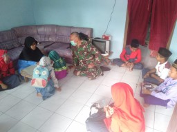 Satgas TMMD ke 109 mengajar mengaji di rumah warga Ds Kedungkembar